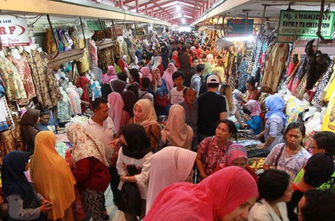 Pasar Beringharjo, Jogjakarta, menjadi tujuan wisata wajib untuk para wisatawan dalam dan luar negeri. (GUNTUR AGA TIRTANA/RADAR JOGJA)