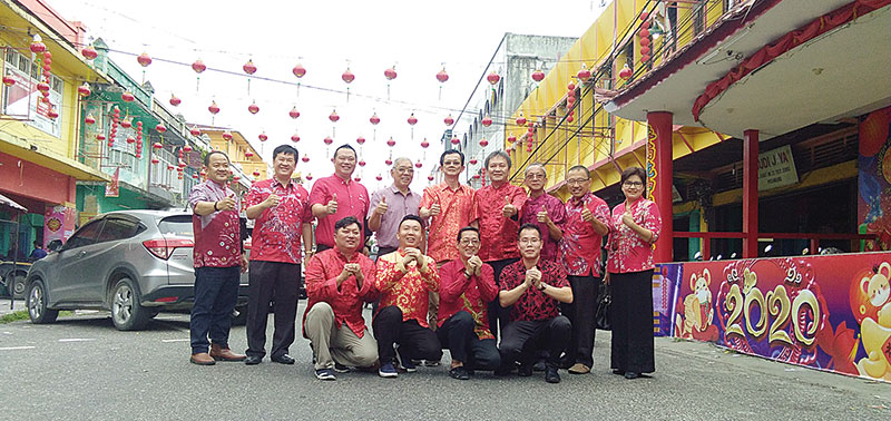 Seluruh anggota Panitia Imlek Bersama 2571 foto bersama usai konferensi pers, Kamis (16/1/2020).(Prapti dwi lestari/riau pos)