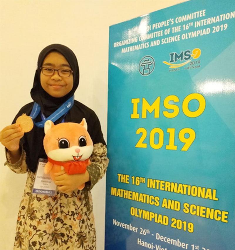 PERLIHATKAN MEDALI: Cleorisya Ranggi Tsabita  wakil Indonesia, perlihatkan medali perunggu yang diraihnya di International Mathematics and Science Olympiad 2019 di Vietnam, Sabtu (30/11/2019).