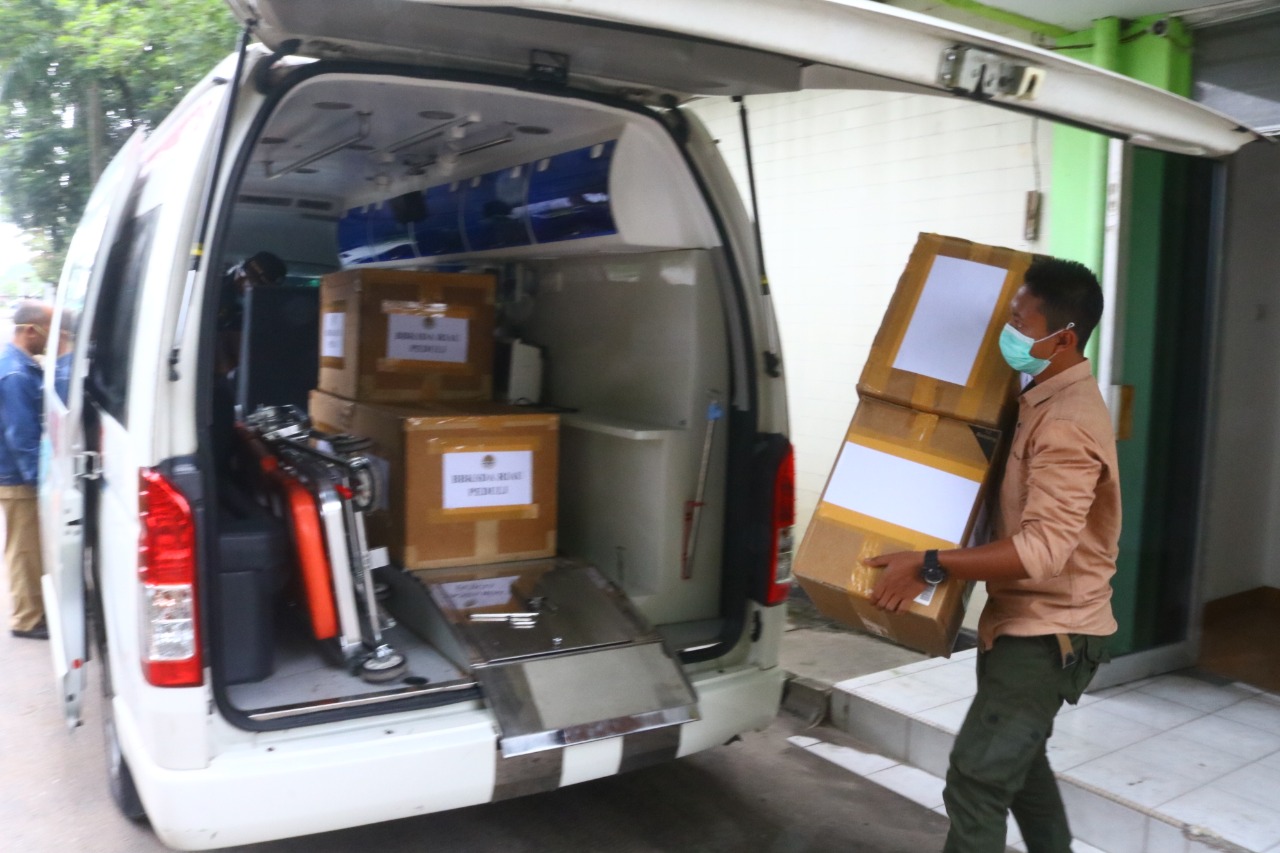 Balai Besar Konservasi Sumber Daya Alam (BBKSDA) Provinsi Riau menyerahkan Alat Pelindung Diri (APD) kepada Rumah Sakit Umum Daerah (RSUD) Arifin Achmad Provinsi Riau, Selasa (07/4/2020). APD diperuntukkan bagi paramedis sebagai garda terdepan dalam menan