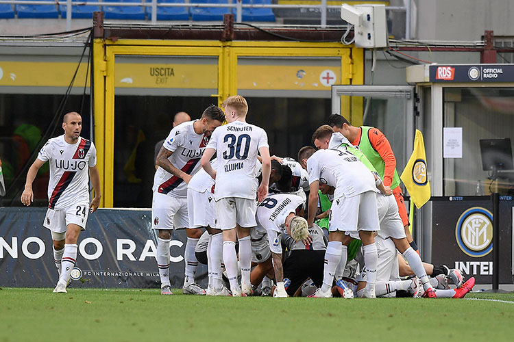Para pemain Bologna saat merayakan kemenangan 2-1 atas Inter Milan di Gieusseppe Meazza, San Siro, Senin (6/7/2020). (TWITTER @BOLOGNAFC1909)
