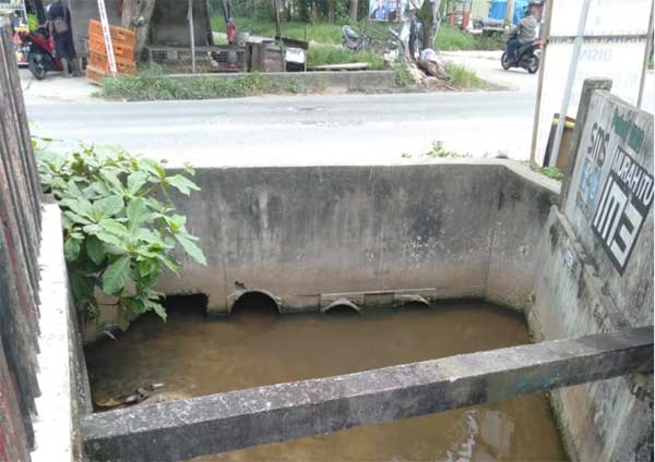 TERSUMBAT: Gorong-gorong di Jalan Umban Sari yang tersumbat menyebabkan saluran air tidak lancer dan selalu menyebabkan banjir, Selasa (15/1/2019). (ABU KASIM/RIAU POS)