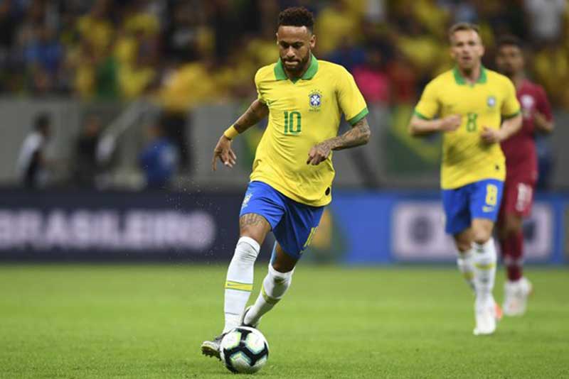 Striker Brasil Neymar saat tampil di Piala Kopa Amerika melawan Qatar di Stadion Mane Garrincha, Brasilia (5/6). (EVARISTO SA/AFP)
