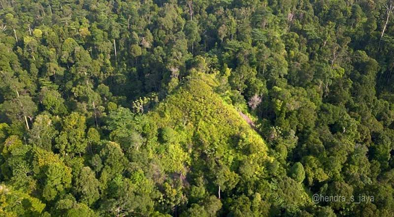 Penampakan bukit yang menyerupai piramid dipotret menggunakan drone di Desa Pantai, Kecamatan Kuantan Mudik, Kuansing, beberapa waktu lalu. (KOMUNITAS PILOT DRONE RIAU FOR RIAUPOS.CO)