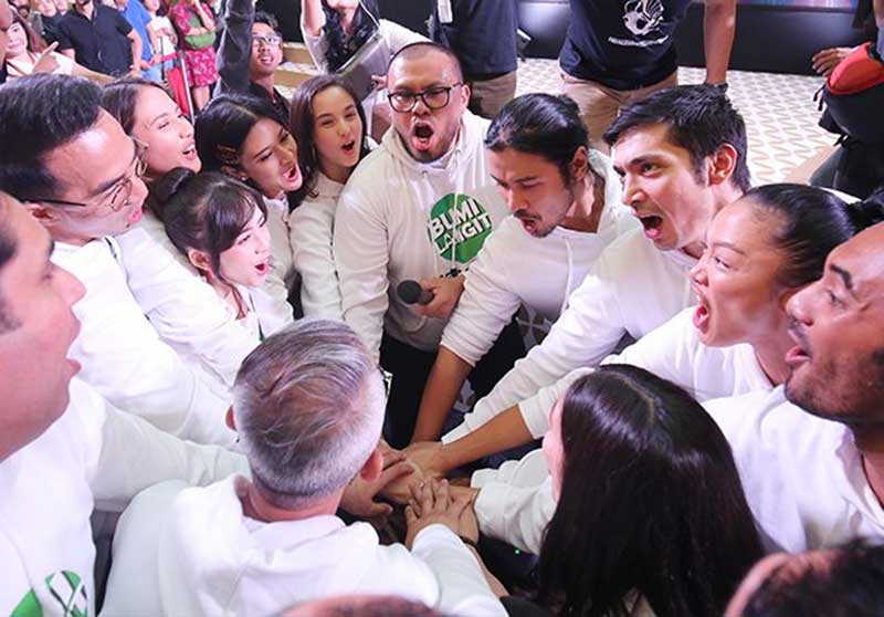 MEMULAI PERJALANAN: Joko Anwar (tengah berkacamata) bersama sebagian pemain film JSB Jilid I di Plaza Senayan kemarin (18/8). (Fedrik Tarigan/Jawa Pos)