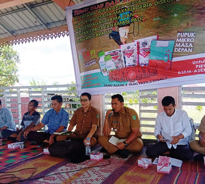 Camat Sungai Mandau Yudha Rajasa menggelar pertemuan dengan  gapoktan tiga kampung di Kecamatan Sungai Mandau terkait musim tanam padi, Rabu (26/2/2020). (HUMAS PEMKAB SIAK FOR RIAU POS.CO)