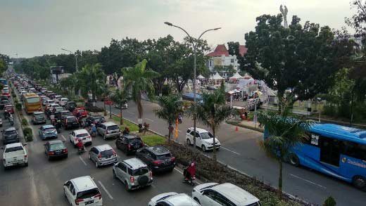 MACET: Jalan Jenderal Sudirman menuju Bandara Internasional Sultan Syarif Kasim II Pekanbaru macet panjang, Sabtu (25/1/2020).  DOFI ISKANDAR/RIAU POS