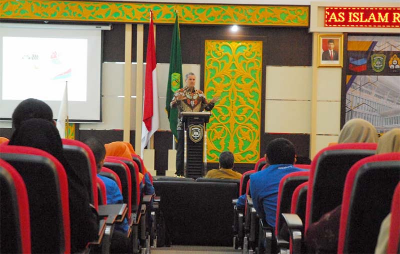 Executive Director PT. Chevron Pacific Indonesia (PT CPI) Don Stelling menjadi narasumber dalam program kemitraan University Relationship Program di Auditorium Gedung Rektorat UIR, Senin (23/12/2019).