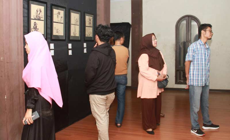 Pengunjung pameran Rudraka I di Galeri Hang Nadim.