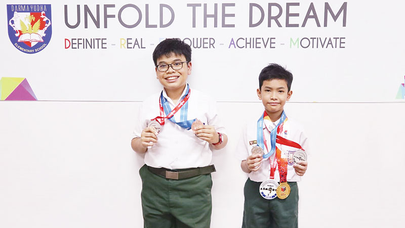 BERHASIL: Dua Murid SD Darma Yudha Mikhael Faith Benaiah Liveroy dan  Bagasmora Andreo Sibarani berhasil mengharumkan nama Indonesia di kancah internasional melalui ajang International Mathematics and Science Olympiad (IMSO) 2019 yang berlangsung di Hanoi