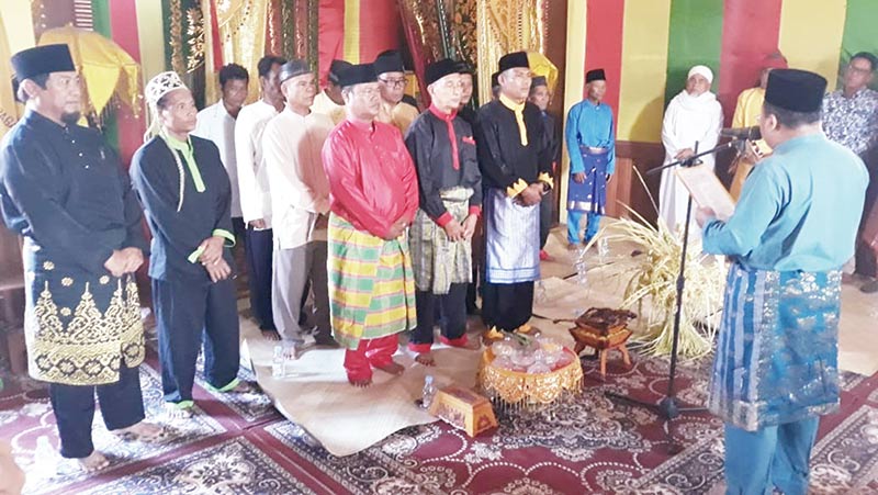 LANTIK KEPALA SUKU: Asisten II Setda Kabupaten Bengkalis Bidang Perekonomian dan Pembangunan H Heri Indra Putra melantik tiga kepala Suku Sakai diÂ halaman utama Balai Adat LAMR Mandau, Senin (9/12/2019). (henny elyati/riau pos)