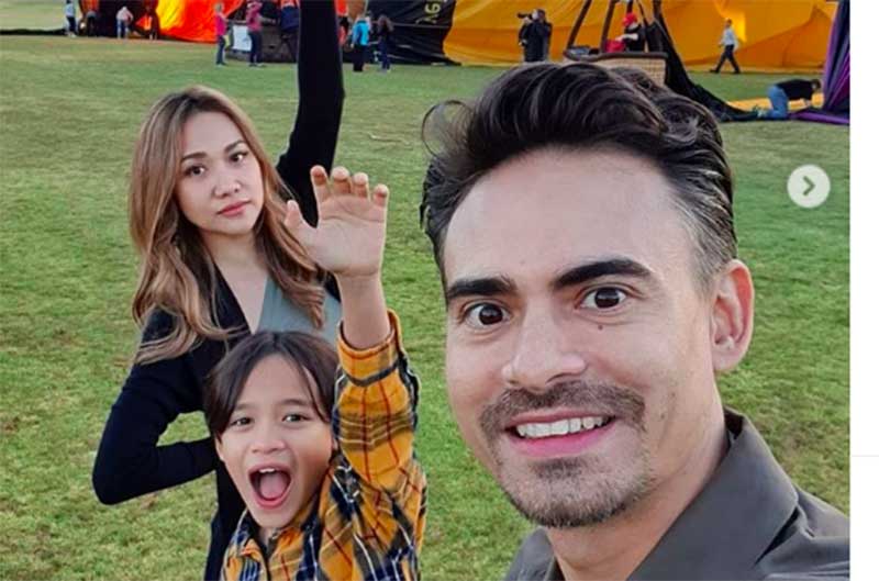 Kebersamaan mendiang Ashraf Sinclair bersama Bunga Citra Lestari dan Noah. Foto: Instagram