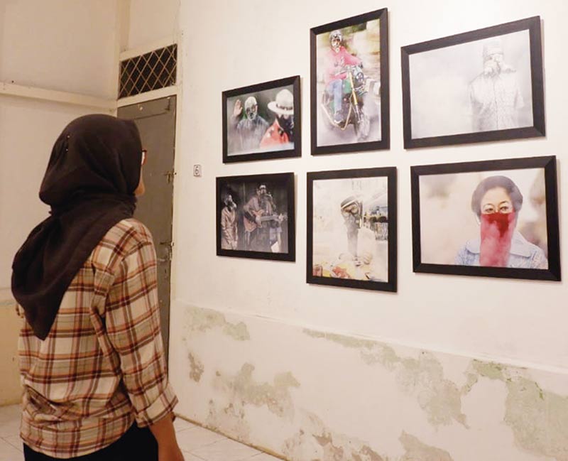 PAMERAN: Sejumlah foto ditampilkan pada pameran Riau Photo Festival 2019 di Jalan Kundur, Kota Pekanbaru, Selasa (17/12/2019) malam. (*3/mirshal/riau pos)