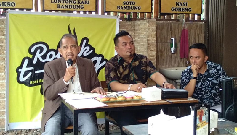 Kuasa Hukum Koperasi gondai bersatu Asep Ruhiat (tengah) terlihat tengah mengadakan konprensi pers terkait perjuangan pihaknya membantu para petani di Desa Pangkalan Gondai beberapa waktu yang lalu. (PRAPTI DWI LESTARI/RIAUPOS.CO)