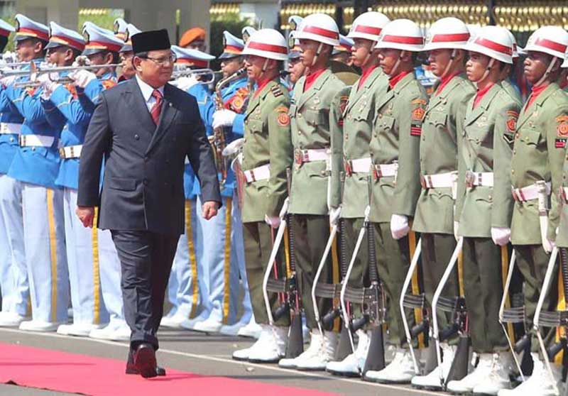 Prabowo Subianto melaksanakan serah terima jabatan Menteri Pertahanan (Menhan) dengan Ryamizard Ryacudu di Kantor Kemenhan, Jakarta, Kamis (24/10). (FEDRIK TARIGAN/ JAWA POS)