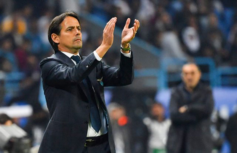 Pelatih Lazio Simone Inzaghi saat laga Supercoppa Italiana melawan Juventus di King Saud University Stadium (22/12). (GIUSEPPE CACACE/AFP)