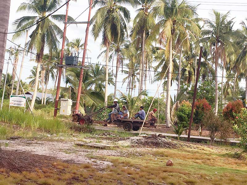 Warga Teluk Lanus mengubah handtractor sebagai alat transportasi. Foto diambil beberapa hari lalu. (monang riau pos)