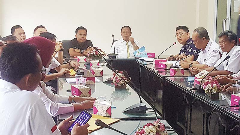 PAPARKAN PROGRAM: Ketua Umum KONI Pekanbaru Anis Murzil didampingi Ketua Umum KONI Riau Emrizal Pakis memaparkan program KONI Pekanbaru menuju Porprov Riau 2021 saat kunjungan di ruang rapat KONI Riau, Rabu (22/1/2020). (DENNI ANDRIAN/RIAU POS)
