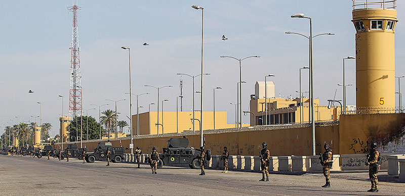 berjaga: Pasukan antiteroris Irak berjaga-jaga di depan kedutaan AS di ibukota Baghdad, Kamis (2/1/2020). Pengepungan kedutaan AS oleh pengunjuk rasa pro-Iran di Baghdad resmi berakhir. (AHMAD AL-RUBAYE/AFP )