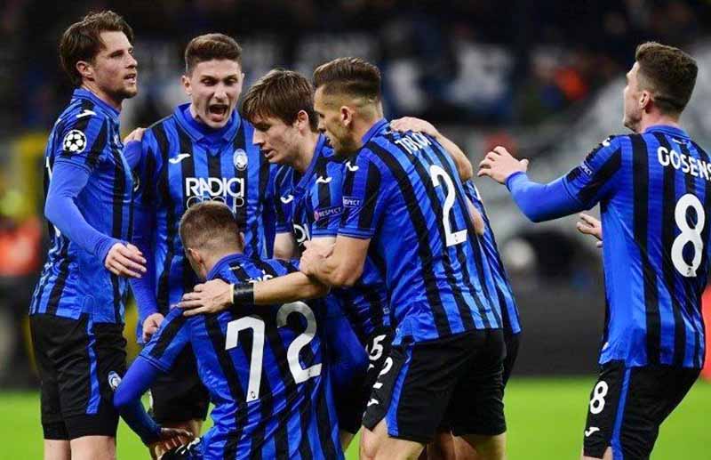 Para pemain Atalanta Bergamo saat merayakan gol ke jala Valencia dalam pertandingan pertama 16 Besar Liga Champions di Stadion Giuseppe Meazza, San Siro, Milano, Kamis (20/2/2020). (AFP/DAILY MAIL)