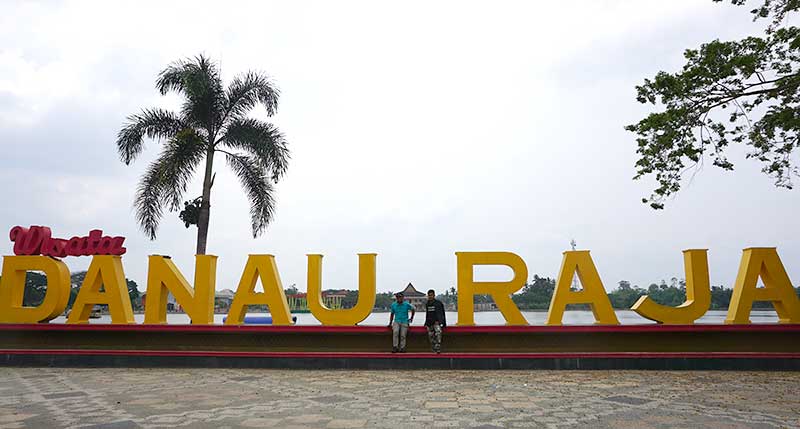 Tulisan Danau Raja sering dijadikan tempat berfoto para pengunjung.