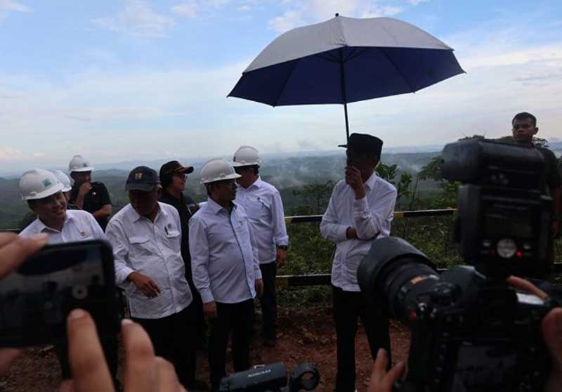 Presiden Jokowi bersama sejumlah menteri kabinet meninjau lokasi calon ibu kota negara, di Penajam Paser Utara, Kalimantan Utara, Selasa (17/12). (Folly Akbar/JawaPos.com)