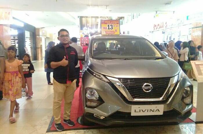 PAMERKAN: Sales Marketing Nissan Datsun Arengka memaÂ­merkan New Nissan Livina di salah satu pusat perbelanjaan di Pekanbaru, Rabu (25/12/2019). (*2/MIRSHAL/RIAU POS)