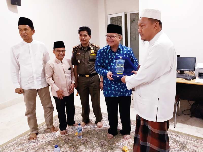 CENDERA MATA: Wabup Kerinci Provinsi Jambi memberikan cendera mata kepada Imam Masjid Abu Ad Darda Ash Shohaby Ustadz Murtadho Habibie Lc disaksikan oleh rombongan Pemkab yang hadir, Kamis, (16/1/2020).