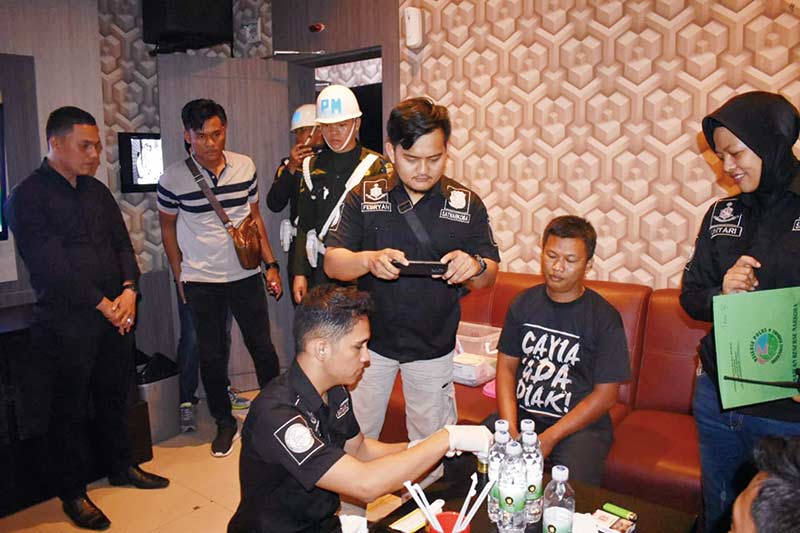 TES URINE: Petugas Polresta Pekanbaru melakukan tes urine terhadap pengunjung tempat hiburan malam, Sabtu (18/1/2020) malam. Tiga orang positif gunakan narkotika. ( Polresta Pekanbaru for Riau Pos. )