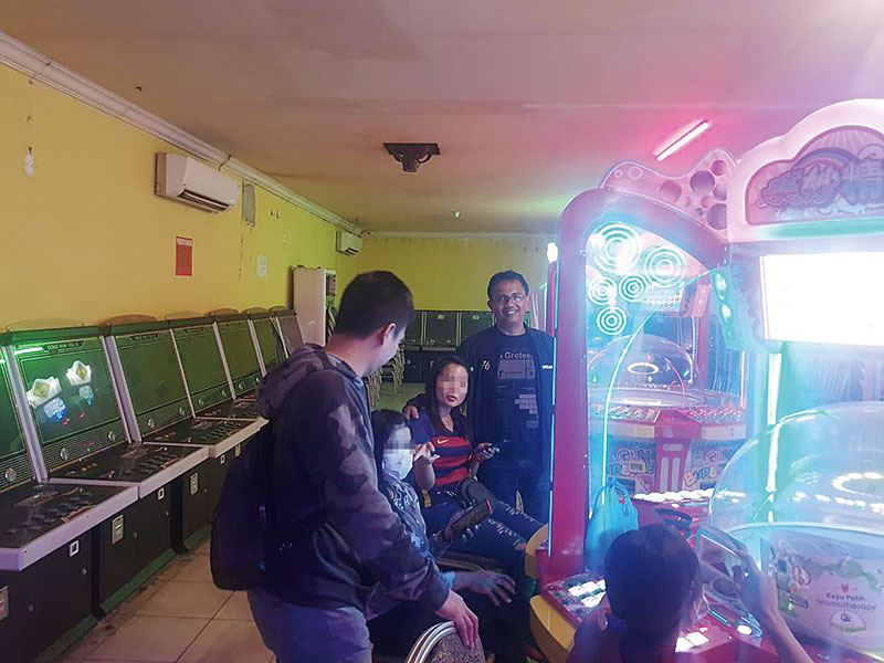 PERIKSA GELPER: Polresta Pekanbaru mengecek gelanggang permainan (gelper) tempat hiburan karaoke dipimpin Kasat Reskrim Kompol Awalludin Syam, Rabu (8/1/2020)  malam. (Humas Polresta for Riau Pos)