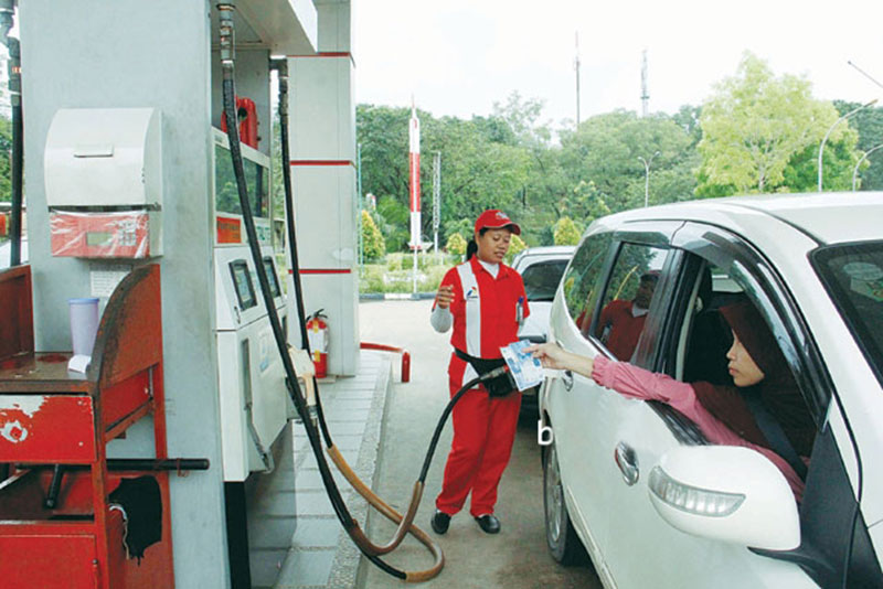 Operator SPBU Simpang Kabil, Batam, Kepri mengisi bahan bakar Pertamax Turbo ke salah satu kendaraan beberapa waktu lalu. DALIL HARAHAP/BATAM POS