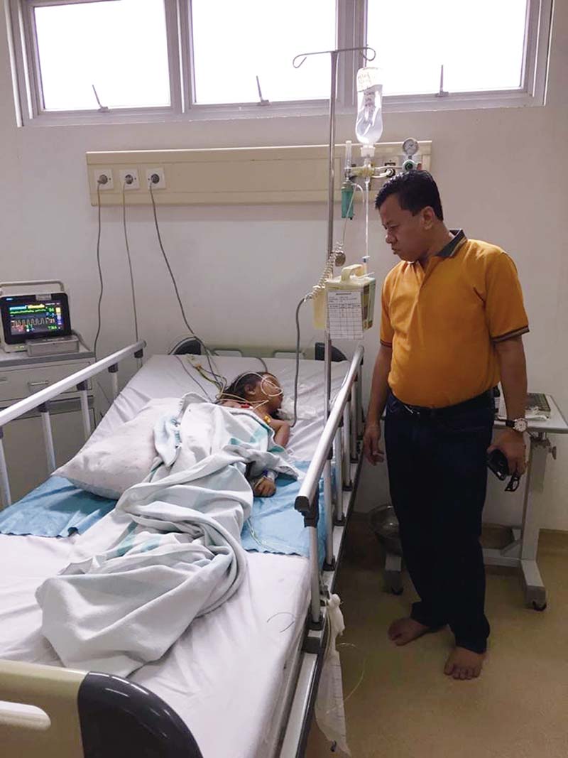 Tokoh Masyarakat Kuansing yang juga mantan anggota DPRD Riau  H Suhardiman Ambi membesuk Hanifah, anak usia 7 tahun di Kuansing yang menderita radang selaput otak saat dirawat di RSUD Kuansing, Jumat (14/2/2020). (Juprison/Riau Pos)