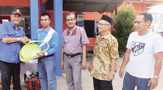SERAHKAN PERALATAN: Wabup Inhil H Syamsuddin Uti menyerahkan peralatan pemadam kebakaran kepada Lurah Tembilahan Umarullah.