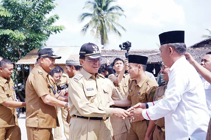 BERSALAMAN: Bupati Inhil HM Wardan didampingi Wabup H Syamsuddin Uti bersalaman dengan masyarakat Kecamatan Keritang, Senin (13/1/2020). (humas pemkab inhil)