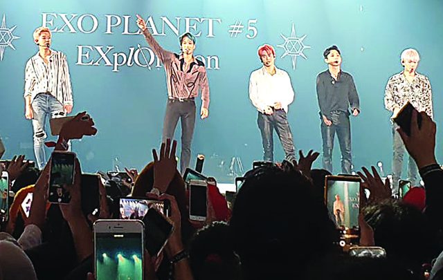 JANJI SEGERA BALIK: Penampilan boyband Korea EXO dalam konser di ICE BSD City, Tangerang, Sabtu (23/11). Penonton datang ke venue sejak pukul 3 dini hari. (Anna for Jawa Pos)