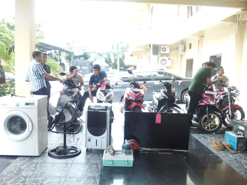Barang bukti yang diambil pelaku pencurian dari sebuah rumah di Jalan Putih Sari II, Kelurahan Umban Sari, Kecamatan Rumbai, saat ekspose lobi Mapolresta Pekanbru. Selasa (24/12/2019).(SOFIAH/RIAUPOS.CO)Â 