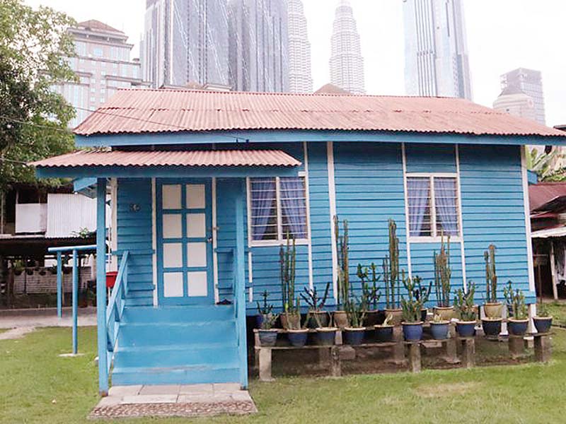 WARISAN BUDAYA: Rumah tradisional yang ada di Kampong Bahru, Kuala Lumpur, Malaysia. (jpg)