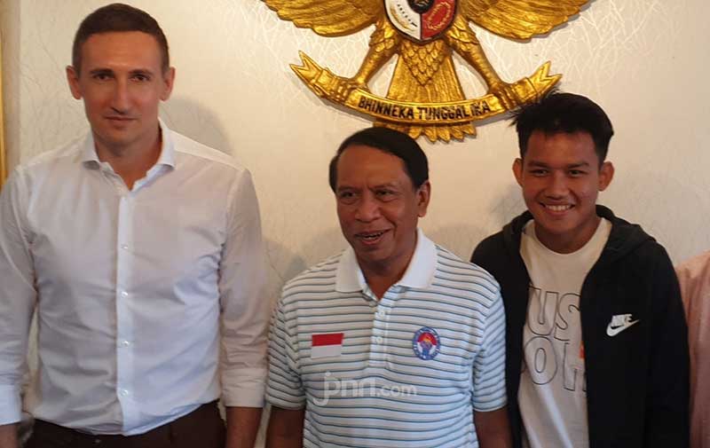Witan Sulaeman (kanan) bersama Menpora Zainudin Amali (tengah) dan sang Agen Dusan Bogdanovic . Foto: Amjad/JPNN
