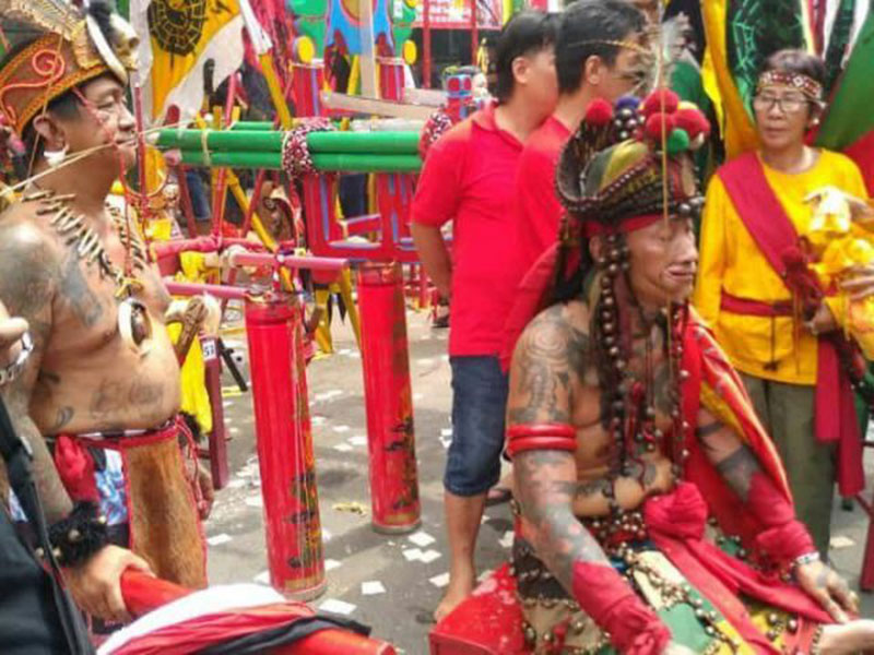 Tradisi budaya Tatung, khas Singkawang saat perayaan Imlek. (ISTIMEWA)