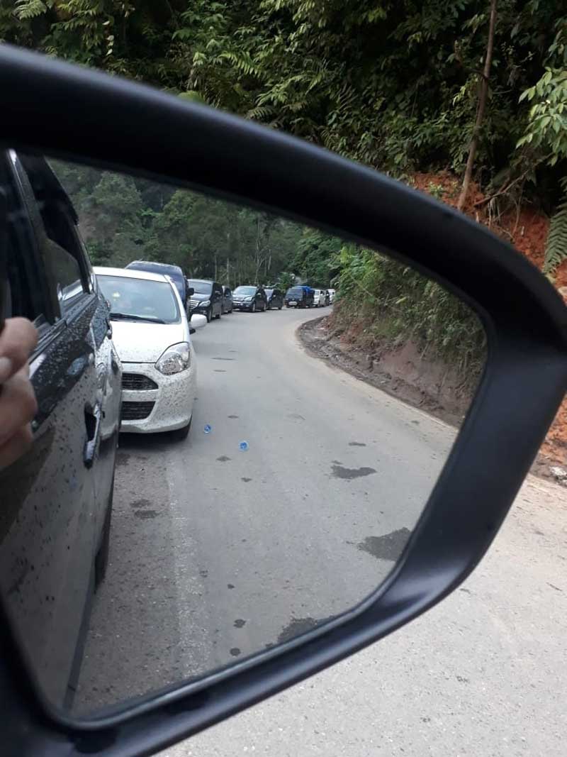 Kondisi kemacetan di Jalur Lintas Riau Sumbar tepatnya di Jalan 17 di Kabupaten Limapuluhkota, Rabu (1/1/2020). (MHD NAZIR FAHMI/RIAUPOS.CO)