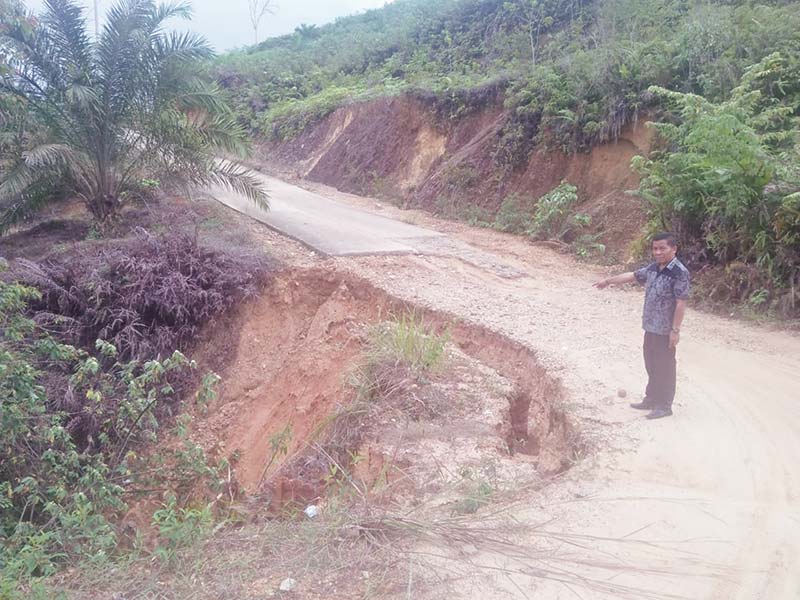 HAMPIR PUTUS: Kades Pangkalan Indarung, Kecamatan Singingi, Ilut menunjukkan jalan yang menghubungkan Muara Lembu dengan Pangkalan Indarung hampir putus, Selasa (24/12/2019). (kades pangkalan indarung for riau pos)