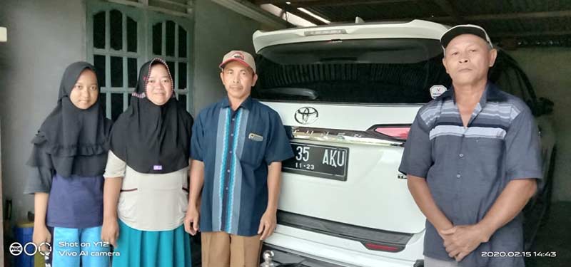 FOTO BERSAMA: Sukamto (dua dari kanan) foto bersama istri, anaknya serta Dasrif (paling kanan). Mereka berfoto di belakang mobil Toyota Fortuner yang belum lama ini dibeli Sukamto. Helfizon Assyafei/Riau Pos