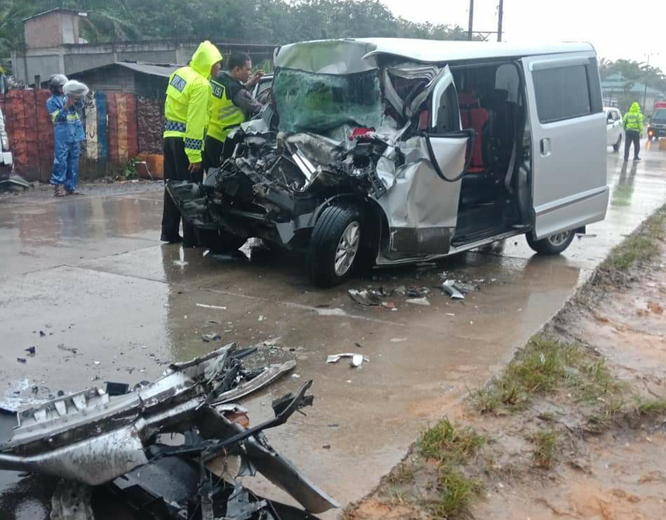 Mobil Luxio Nopol BA 1514 QA kondisinya dalam keadaan hancur dan rusak berat setelah menabrak mobil tronton yang berhenti di badan jalan, Rabu (9/10/2019).  (ENGKI PRIMA PUTRA/RIAUPOS.CO)