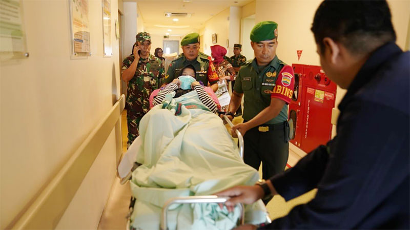 Riska Ramadila di dalam pesawat menuju Jakarta untuk menjalani pengobatan lebih lanjut di RSPAD Gatot Subroto setelah dirujuk dari RS Awal Bros Pekanbaru, Jumat (7/2/2020).(HK FOR RIAUPOS.CO)