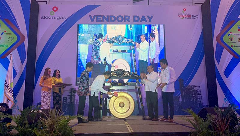 Pemukulan gong oleh Deputi Pengendalian Pengadaan SKK Migas Tunggal secara simbolis menandai dibukanya kegiatan Vendor Day Sumbagut 2019.