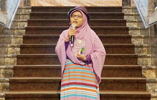 Penghargaan: Yuli Riswati saat menerima penghargaan di ajang Taiwan Literature Award for Migrants. Kini ia ditahan pihak imigrasi Hongkong karena tulisannya diduga mendukung demonstran Hongkong. (Taiwan Literature Award for Migrants/JPG)