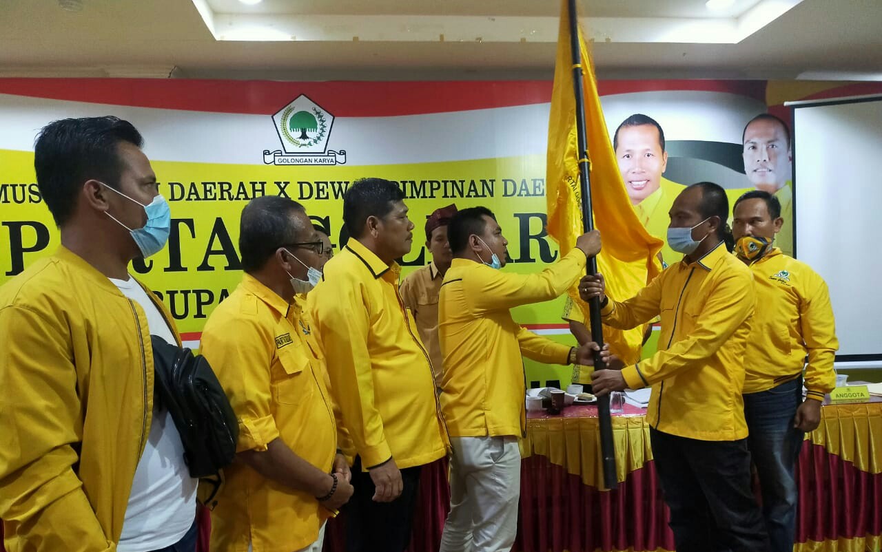 Penyerahan panji Partai Golkar kepada Ketua terpilih Syahrial ST MSi usai Musda Partai Golkar ke X di Hotel Marina malam tadi, Sabtu (22/8/2020). . (ERWAN SANI/RIAUPOS.CO)