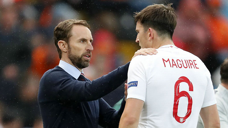 Harry Maguire (kanan) dan pelatih Timnas Inggris, Gareth Southgate, saat tampil di Piala Dunia 2018 di Rusia. (AFP/DAILY MAIL)