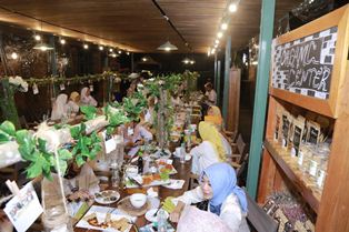 MAKAN: Pengunjung makan bersama di Organic Center Pekanbaru, salah satu tempat kuliner sehat Pekanbaru.Istimewa