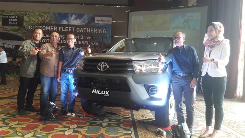 Manajemen PT Agung Toyota dan perwakilan dari Toyota Astra Motor foto bersama di sisi kanan dan kiri Toyota Hilux Single Cabin Diesel yang di-launching di Hotel Labersa, Kamis (8/8/2019).